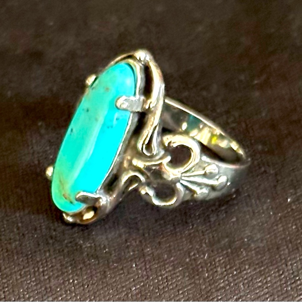 Beautifully designed Silver and Turquoise ring